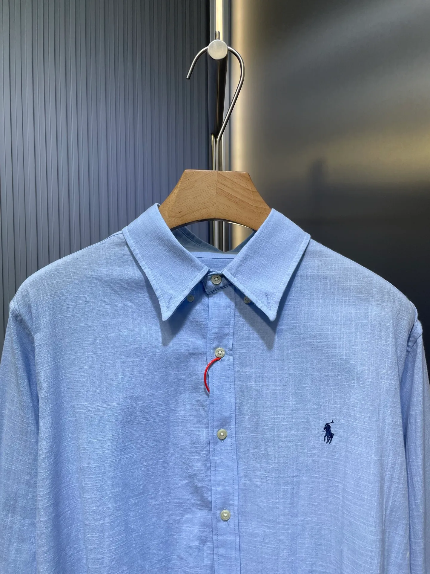 P430 Ralph Lauren 🌟[Top Original] Embroidered linen shirt. Selected high-quality linen material with natural texture and breathability. Tight and smooth, comfortable and close to the skin. Stunning appearance with a touch of pure white. The iconic pony embroidery is like a smart note jumping on the white canvas. Simple but highly recognizable. The clever design of the outer pleated split back shoulder adds a sense of agility and detachment in a minimalist shape. Contains the soul of fashion. Process 1: Adopt imported machine embroidery technology and use advanced computer control systems and precision mechanical components to achieve the iconic pony embroidery operation with high precision and smooth and delicate lines. Process 2: Adopt side-turning buried clamp stitching process, which is smooth and tidy. Process 3: The fabrics have been washed and have a better hand feel. Not easy to deform, not easy to shrink, not easy to fade, and maintain long-term beauty. Accessories: Customized 1:1 thick plate resin buckle Customized 1:1 Ralph Lauren trademark Fit: Loose fit Size: S M L XL